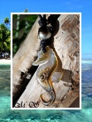 Lagon Collection / Collier Hippocampe Moeavai Vagues Nacre de Tahiti H:3.8cm & Perle Cerclée de Tahiti 9.15mm/+C Reflets Gris/Verts / Taille Réglable Coton Noir (photos non contractuelles)
