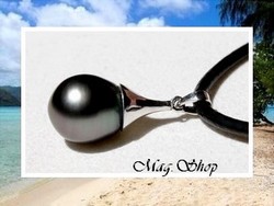 Silver Sea Collection / Collier Moerai / Pendentif Argent Rhodié 925 (0.85g) / Perle Drop de Tahiti 8.50mm/A Reflets Gris/Verts Foncés / Cuir Noir (photos non contractuelles)