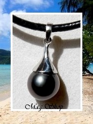 Silver sea Collection / Collier MOERAI / Pendentif Argent Rhodié 925 (0.56g) / Perle Ronde de Tahiti Taille 8.25mm/C Reflets Gris/Bleu Foncés / Cuir Noir (photos contractuelles)