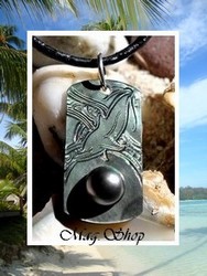 Moana Collection / Collier Moorea Dauphin Marquisien Nacre H:3cm & Demie-Perle de Tahiti 8.50mm-C+ / Cuir Noir (photos non contractuelles)