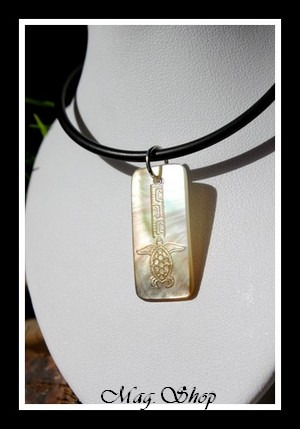 Moorea Nui Tortue Marquisienne Collier Nacre de Tahiti H3cm Reflets Clairs MAG.SHOP