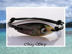 Moana Perles Collection / Bracelet Tutea Planche de Surf Raie Marquisienne Nacre de Tahiti 5cm & Demi-Perle Semi-Baroque 9.20mm/C+ Gris Clairs / Coton Noir (photos non contactuelles)