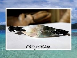 Moana Collection / Bracelet Planche de Surf Nengo Raie Marquisienne Nacre de Tahiti 3.4cm Reflets Clairs/Ocres Foncés/Colorés / Taille Réglable Coton Noir (photos non contactuelles)