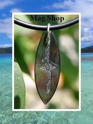 Moana Collection / Collier Planche de Surf Nengo Raie Marquisienne Nacre de Tahiti H:3.5cm Foncés Colorés / Collier Cuir Noir (photos non contractuelles)