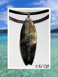 Moana Collection / Collier Planche de Surf Nengo Raie Marquisienne "TAHITI" Nacre de Tahiti H: 4.5cm Reflets Ocres Foncés/Colorés / Cuir Noir (photos contactuelles)