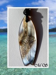 Moana Collection / Collier Planche de Surf Nengo Raie Marquisienne "TAHITI" Nacre de Tahiti H: 4.cm Reflets Clairs/Ocres / Coton Noir (photos non contactuelles)