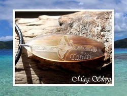 Moana Collection / Collier Planche de Surf Nengo Raie Marquisienne "TAHITI" Nacre de Tahiti H: 4.2cm Reflets Clairs/Marrons / Cuir Noir (photos non contactuelles)