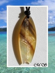 Moana Collection / Collier Planche de Surf Nengo Raie Marquisienne Nacre de Tahiti H: 5cm Reflets Ocres / Taille Réglable Coton Noir (photos contactuelles)