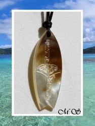 Moana Collection / Collier Planche de Surf Nengo Raie Marquisienne Nacre de Tahiti H: 4.3cm Reflets Clairs/Marrons / Taille Réglable Coton Noir (photos non contactuelles)