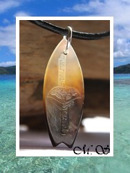 Moana Collection / Collier Planche de Surf Nengo Raie Marquisienne Nacre de Tahiti H:3.4cm Reflets Ambres/Ocres Colorés / Collier Cuir Noir (photos contractuelles)
