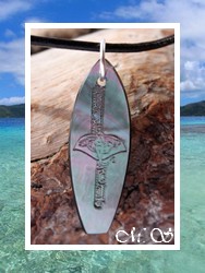 Moana Collection / Collier Planche de Surf Nengo Raie Marquisienne Nacre de Tahiti H:3.5cm Foncés Colorés / Collier Cuir Noir (photos contractuelles)