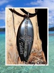 Moana Collection / Collier Planche de Surf Nengo Raie Marquisienne "TAHITI" Nacre de Tahiti H:4.3cm Reflets Foncés / Cuir Noir (photos non contractuelles)