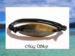 Moana Collection / Bracelet Planche de Surf Nengo Raie Marquisienne Nacre de Tahiti 3.5cm Reflets Ambres/Ocres / Taille Réglable Coton Noir (photos non contactuelles)