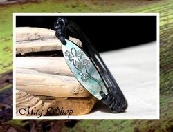 Moana Garçons Collection / Bracelet Planche de Surf Hoarii Margouillat Nacre de Tahiti 3.5cm Reflets Foncés / Taille Réglable Coton Noir (photos non contractuelles)