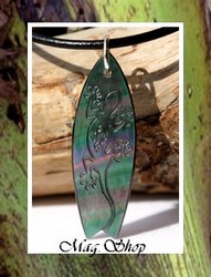 Moana Collection / Collier Planche de Surf  Nukualofa Margouillat Nacre de Tahiti H:4cm Reflets Foncés/Colorés / Cuir Noir (Photos contractuelles)