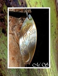 Moana Collection / Collier Planche de Surf Margouillat Nukualofa Gravure "TAHITI" / Nacre de Tahiti 4.3cm Reflets Ocres/Ambrés / Caoutchouc Noir (photos contractuelles)