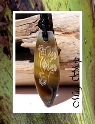 Moana Collection / Collier Planche de Surf  Nukualofa Margouillat Nacre de Tahiti H:3.5cm Reflets Ocres/Ambrès / Coton Noir (Photos non contractuelles)