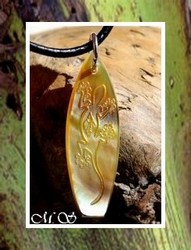 Moana Collection / Collier Planche de Surf  Nukualofa Margouillat Nacre de Tahiti H: 3.5cm Reflets Dores / Cuir Noir (Photos contractuelles)