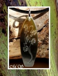 Moana Collection / Collier Planche de Surf Nukualofa Margouillat Nacre de Tahiti H:5cm Reflets Mi-Teintes Clairs/Dorés/Foncés / Cuir Noir (Photos non contractuelles)