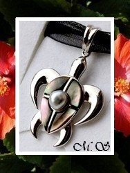 Keishis Collection / Collier Tortue Océan Argent Rhodié 925 (3.60g) 4 Nacres & Perle Keishi Baroque de Tahiti 6.85mm/B Reflets Clairs / Cordons Couleur Noir (photos non contractuelles)