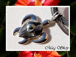 Keishis Collection / Collier Tortue Océan Argent Rhodié 925 (3.60g) 4 Nacres de Tahiti / Perle Keishi Baroque de Tahiti 6mm/A Reflets Gris/Bleus / Collier Noir (photos non contractuelles)
