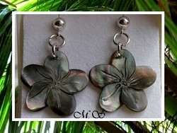 Fleurs Collection / Boucles d'Oreilles Ofai'i Tekava / Argent 925 (0.54g) / Fleurs Hibiscus Nacres de Tahiti 2.5cm Reflets Ocres (photos non contractuelles)