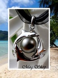 Silver Sea Collection / Collier 3 Dauphins Ohiri H:3cm / Pendentif Argent Rhodié 925 (5.60g) / Perle Ronde de Tahiti 8.35mm/C Gris / Cordons Couleur Noir (photos non contractuelles)