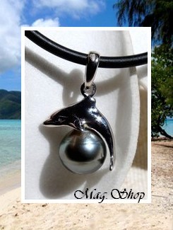 Silver Sea Collection / Collier Dauphin Ohiri H:1.8cm / Pendentif Argent Rhodié 925 (0.72g) / Perle Semi-Baroque de Tahiti 8.35mm/C Reflets Verts / Cordon Noir (photos non contractuelles)