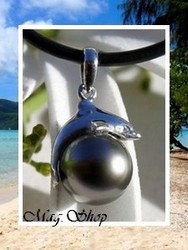 Silver Sea Collection / Collier Dauphin Ohiri / Pendentif Argent Rhodié 925 (0.72g) H:2cm / Perle Ronde de Tahiti Taille 8.75mm-C+ Reflets Gris/Verts / Cordon Noir (photos non contractuelles)