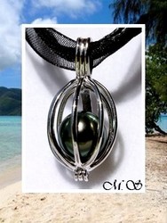 Silver Sea Collection - Collier Cage OPOA / Pendentif Argent Rhodié 925 Perle Ronde de Tahiti 9.15mm/C Verts Foncés / Cordons Noirs (photos non contractuelles)