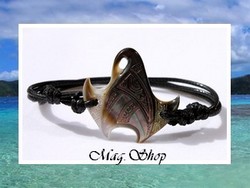 Moana Collection / Bracelet Raie Orama Marquisienne Nacre de Tahiti 3.5cm Reflets Ocres/Marrons  / Coton Noir (photos non contractuelles)