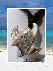 Moana Collection / Collier Raie Orama Maori Marquisienne Nacre de Tahiti H3.5cm Reflets Clairs/Ocres / Taille Réglable Coton Noir (photos non contractuelles)