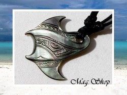 Moana Collection / Collier Raie Orama Marquisienne Nacre de Tahiti H3.5cm Reflets Gris/Ocres / Taille Réglable Coton Noir (photos non contractuelles)
