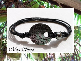 Moana Perles Collection / Bracelet Otemanu Marquisien Nacre de Tahiti 3cm Reflets Foncés & Perle Cerclée 11.60mm/BC Gris/Verts / Taille Réglable Coton Noir (photos non contractuelles)