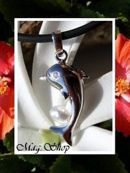 Keishis Collection - Collier Dauphin Paea / Pendentif Argent Rhodié 925 (1.76g) H:2.8cm & 1 Zircon / Keishi de Tahiti 5mm/A Forme Baroque Blancs / Cordon Noir (photos contractuelles)