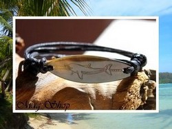 Moana Collection / Bracelet Planche de Surf Teaki Dauphin Marquisien Nacre de TAHITI 3.5cm Reflets Ocres Foncés Colorés / Taille Réglable Coton Noir (photos non contractuelles)