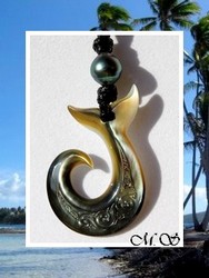 Lagon Collection / Collier Hameçon Queue de Baleine Papeari Marquisienne Vagues / Nacre de Tahiti 4.5cm & Perle Baroque de Tahiti  10.25mm C+ Verts Lagon / Coton Noir (photos contractuelles)