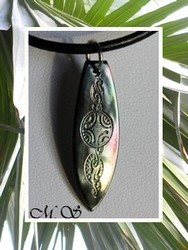 Moana Collection / Collier Planche de Surf Paraoa Marquisien Nacre de TAHITI H: 3.5cm Reflets Ocres Foncés / Cuir Noir (photos non contractuelles)