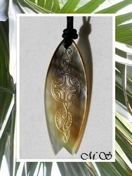 Moana Collection / Collier Planche de Surf Paraoa Marquisienne Nacre de Tahiti H:5cm Reflets Ambrés/Ocres / Taille Réglable Coton Noir (photos non contactuelles)