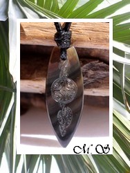 Moana Collection / Collier Planche de Surf Paraoa Marquisien Nacre de TAHITI H:3.5cm Reflets Ocres Foncés / Coton Noir (photos contractuelles)