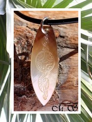 Moana Collection / Collier Planche de Surf Paraoa Marquisien Nacre de TAHITI H:3.3cm Reflets Ambrés / Cuir Noir (photos contractuelles)