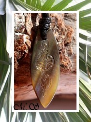 Moana Collection / Collier Planche de Surf Paraoa Marquisien Nacre de TAHITI H:3.5cm Reflets Ocres Foncés/Ambres / Coton Noir (photos contractuelles)