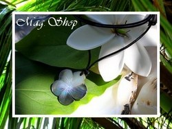 Marquises Collection / Collier Parea Fleur Hibiscus Nacre de Tahiti 3cm Reflets Foncés/Colorés / Taille Réglable Coton Noir (Photos non Contractuelles)