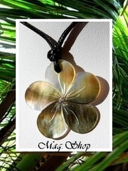 Marquises Collection / Collier Parea Fleur Hibiscus Nacre de Tahiti 3.2cm Reflets Clairs/Ocres Colorés / Taille Réglable Coton Coton Noir (photos contractuelles)