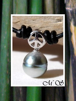 Moana Perles Collection / Collier Peace & Love / Pendentif Argent 925 (0.60g) H:1.8cm / Perle Cerclée de Tahiti 9.75mm/C+ Gris/Bleus Clairs / Taille Réglable Cuir Noir (photos Contractuelles)