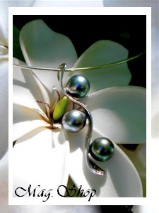 SILVER SEA Collection / Collier Motu des Australes Trio 3 Perles Semi-Rondes de Tahiti 7.8mm/BC Reflets Verts-Gris/Aubergines- Bleus (photos contractuelles)