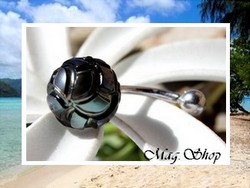 Silver Sea Collection / Piercing Nombril Heiariki / Argent Rhodié 925 (0.74G) / Perle Semi-Ronde de Tahiti Gravée Fleur de Frangipanier 11.45mm/C+ Gris/Verts (photos non contractuelles)