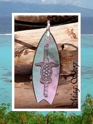 Moana Collection / Collier Planche de Surf Tortue Maroe Marquisienne Nacre de Tahiti H:3.8cm Reflets Foncés Colorés / Cuir Noir (photos contractuelles)