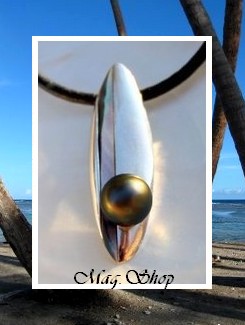 Fenua Collection / Collier Planche de Surf Faatuarai Argent Rhodié 925 ( 4.97g) - Nacre & Perle Ronde de Tahiti Taille 8.50mm/C+ Reflets Verts (photos non contractuelles)