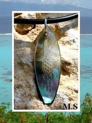 Moana Collection / Collier Planche de Surf Tortue Maroe Marquisienne Nacre de Tahiti H:3.7cm Reflets Ocres/Colorés / Cuir Noir (photos non contractuelles)